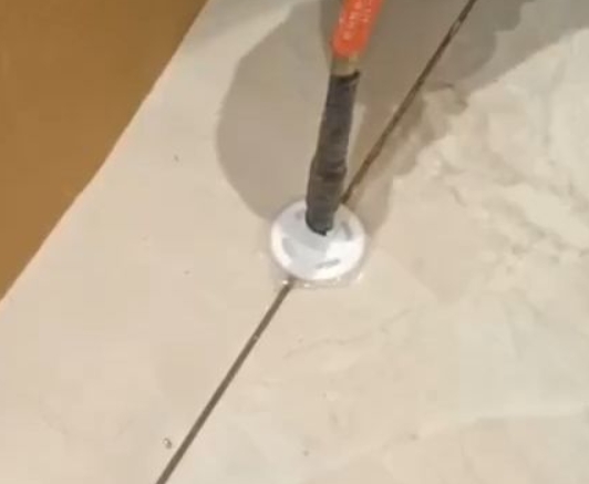 零陵瓷砖空鼓维修公司专业解答瓷砖在铺贴过程中，如果没有涂抹均匀到位的粘结材料（如水泥砂浆或瓷砖胶），可能会导致以下问题
