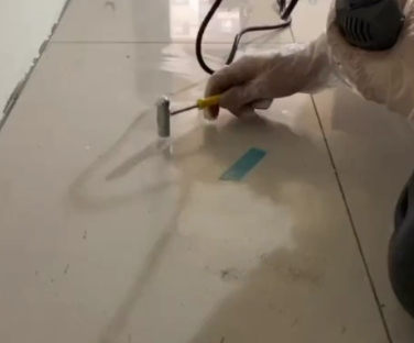 零陵瓷砖开裂维修公司专业分享瓷砖在铺贴前如果没有沥干水分，将会导致以下问题